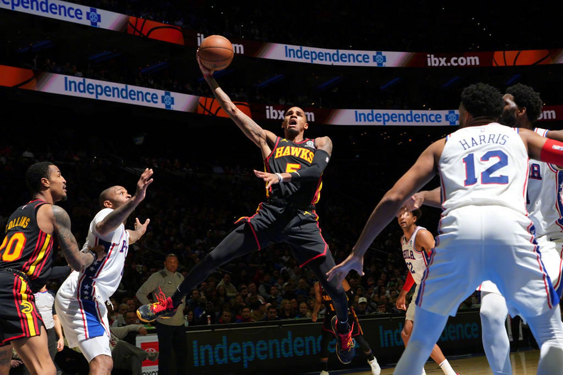 熊猫体育app-雄鹿主场击败老鹰晋级