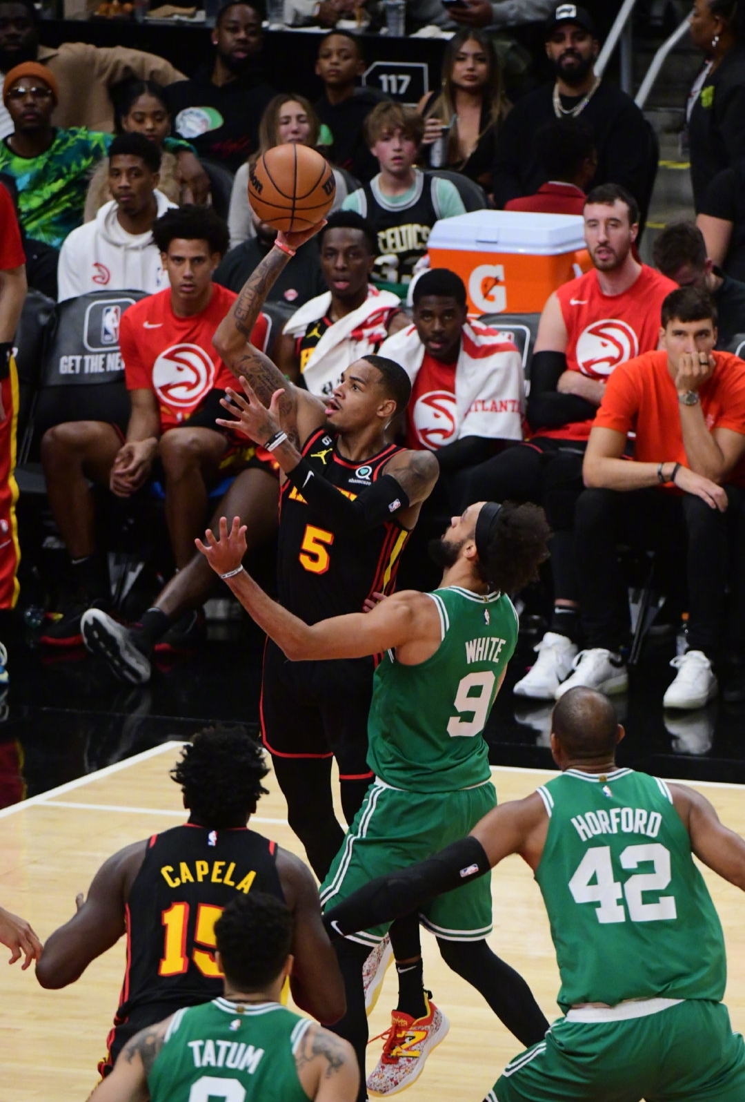 老鹰惊险战胜骑士,豪取七连胜的简单介绍 老鹰惊险战胜骑士,豪取七连胜的简单介绍