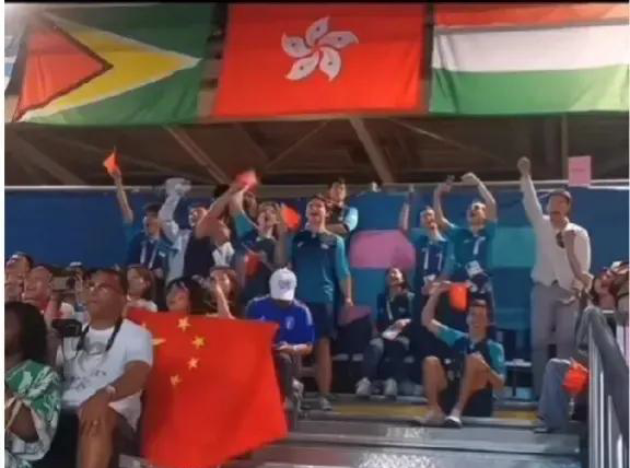 世界冠军争夺激烈,观众尖叫加油 世界冠军争夺激烈,观众尖叫加油