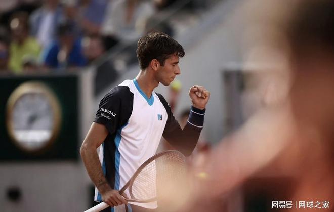 英国网球队翻盘日本网球队，西西帕斯送出助攻的简单介绍